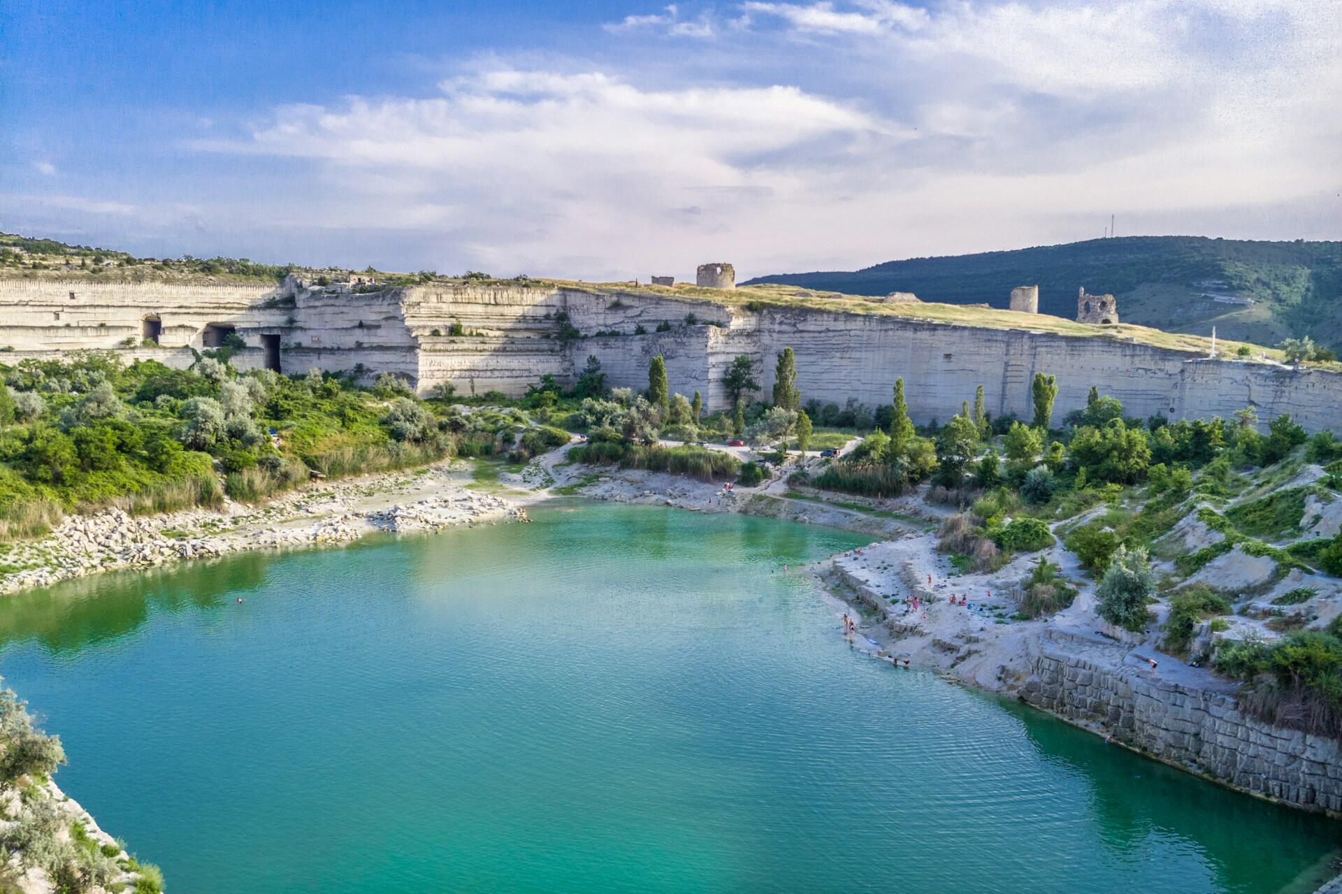 білі скелі біля берега моря