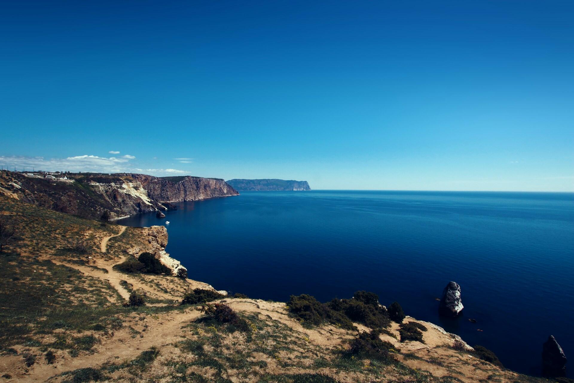 вид на простори моря зі скелями