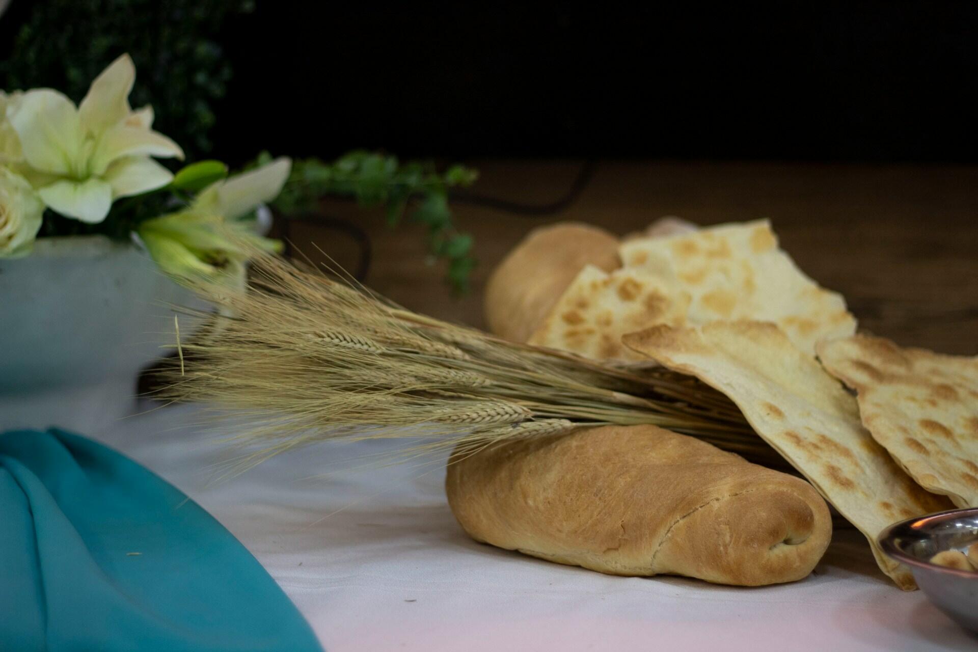 хліб з колоссям на столі