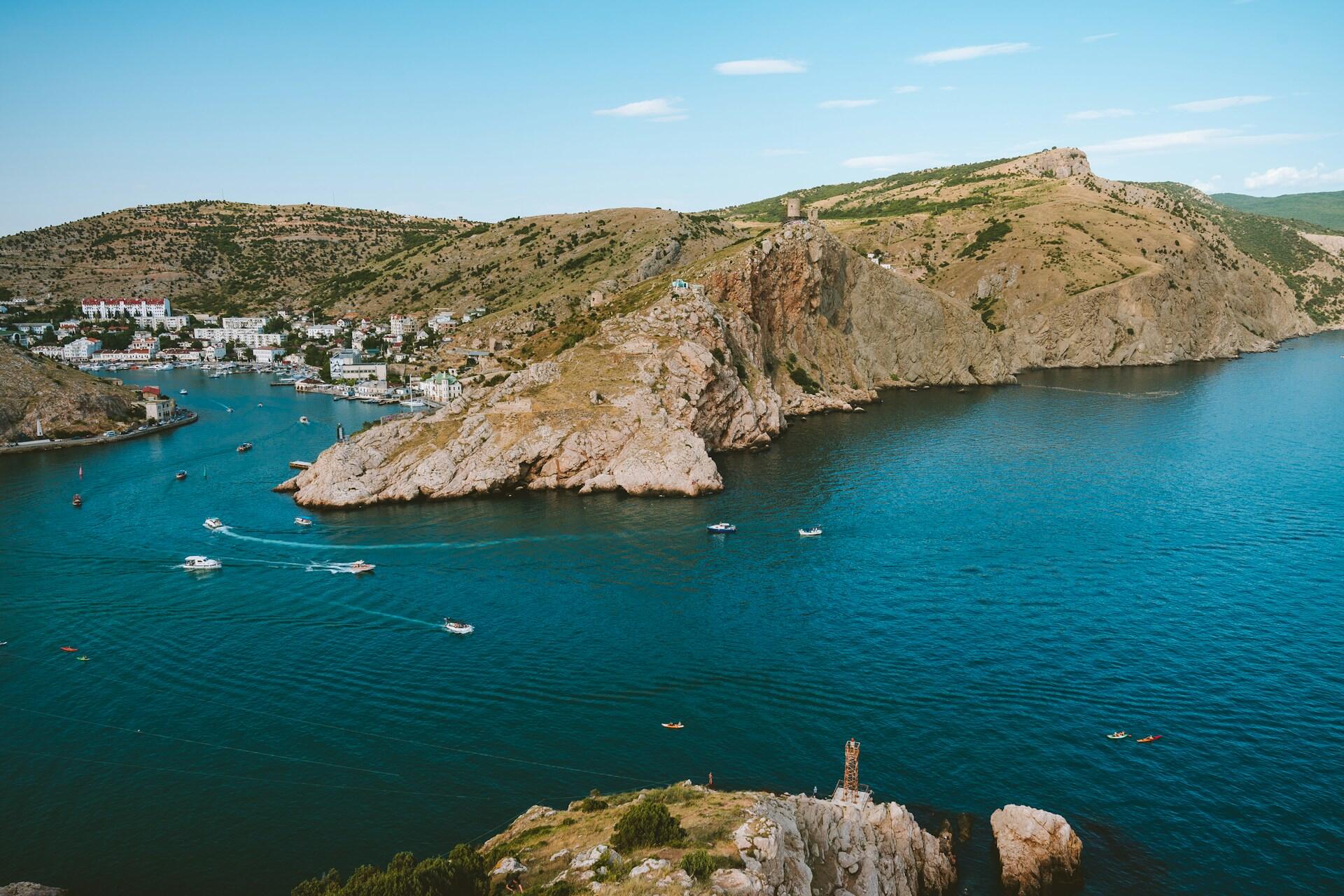 бухта з морем та сушею