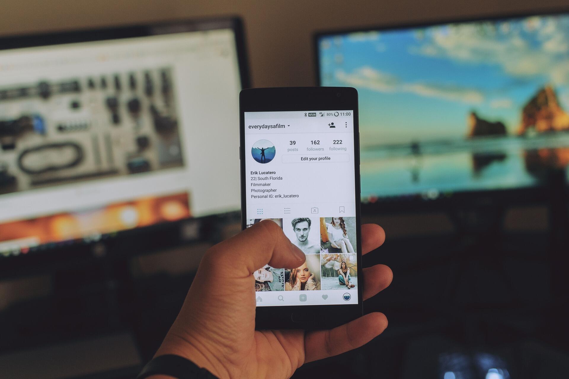 Instagram відкритий на мобільному