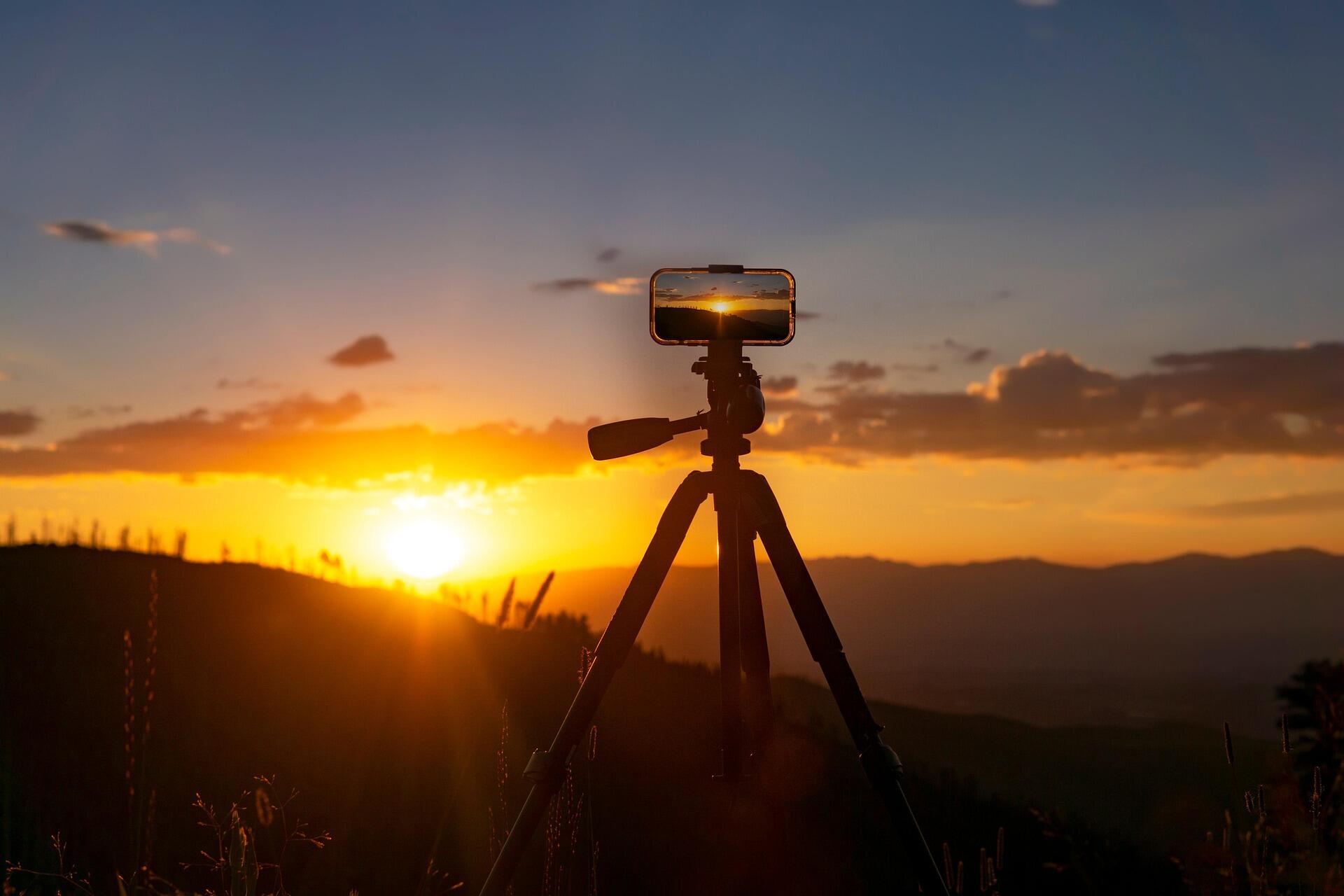 фотографія заходу сонця на смартфон на штативі