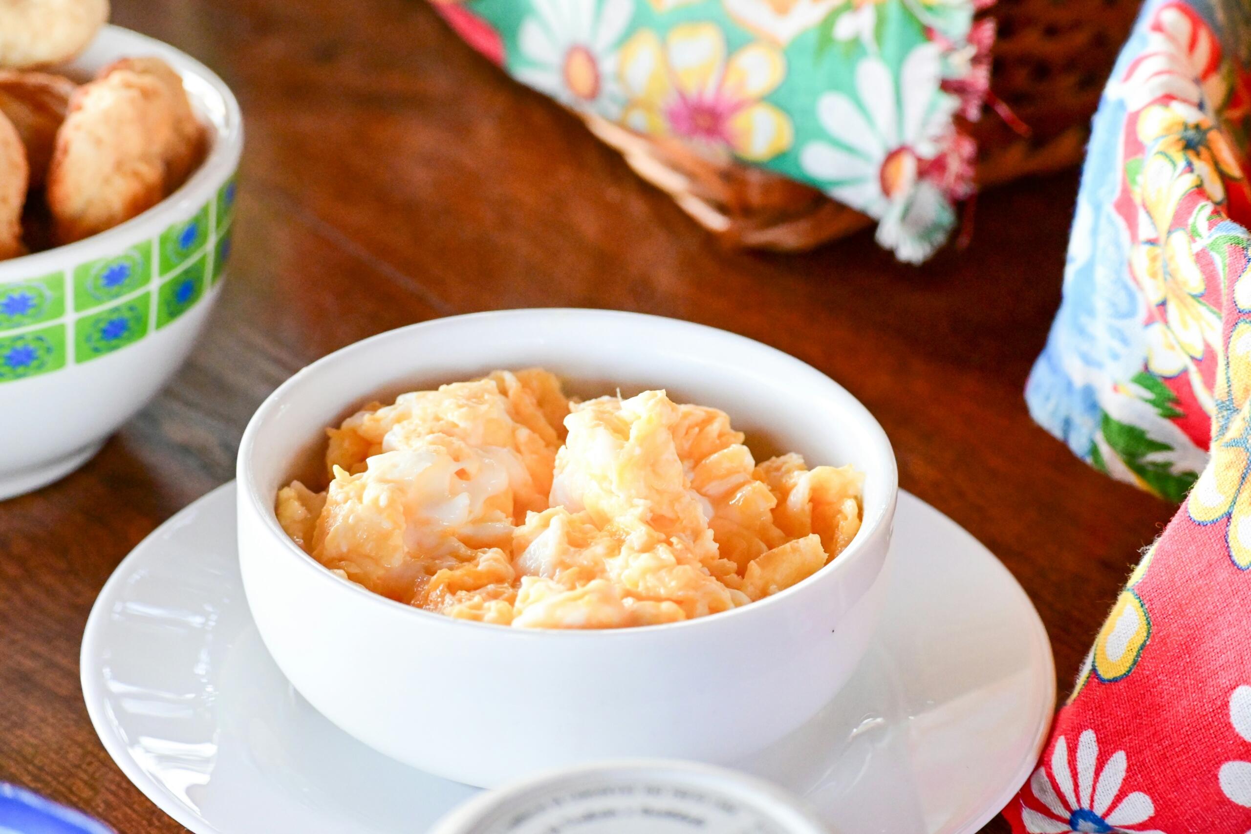 миска з яєшнею