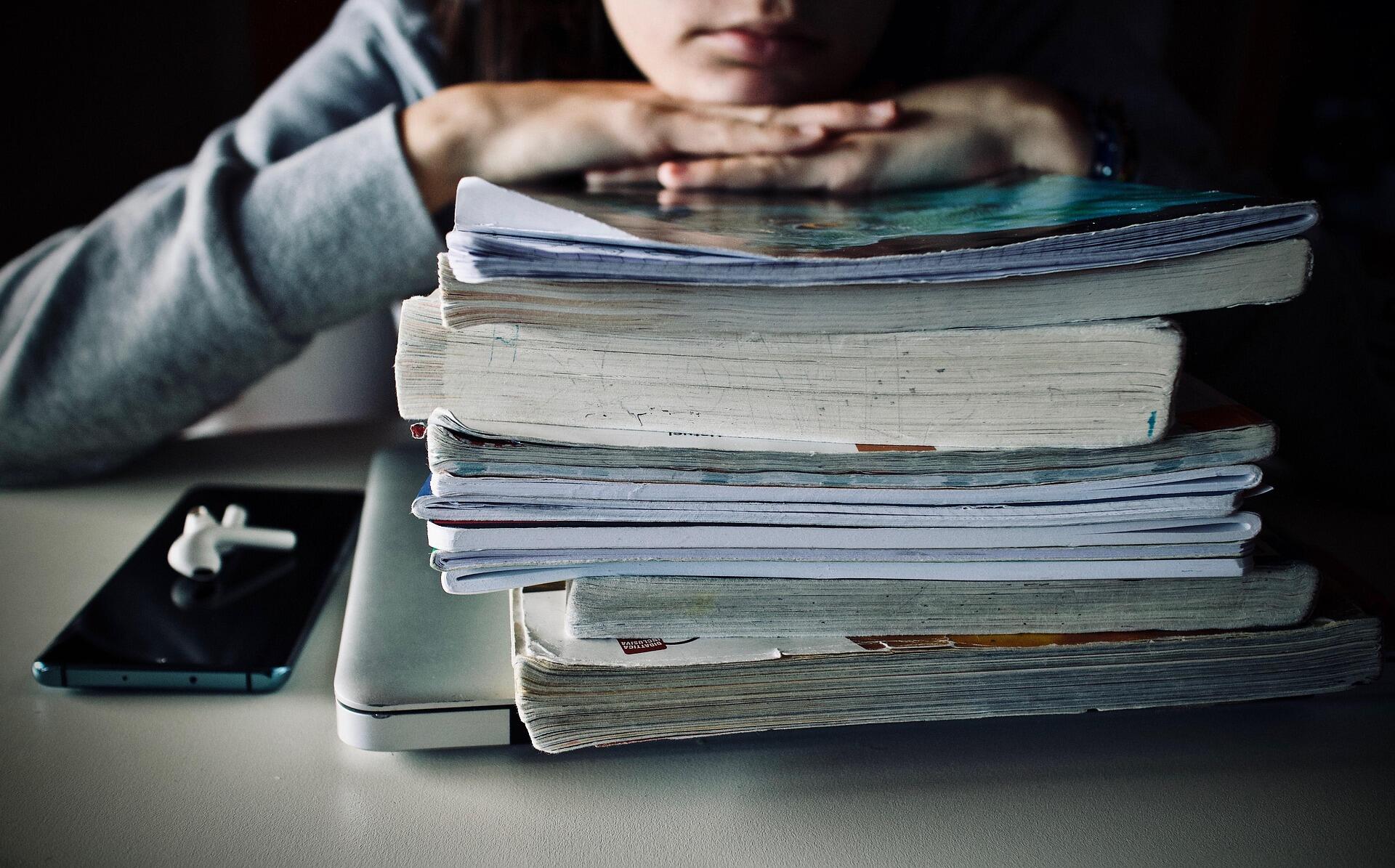 Студентка та книжки