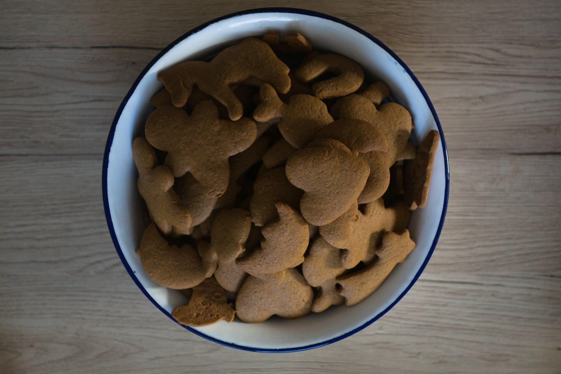 солодка випічка у мисці