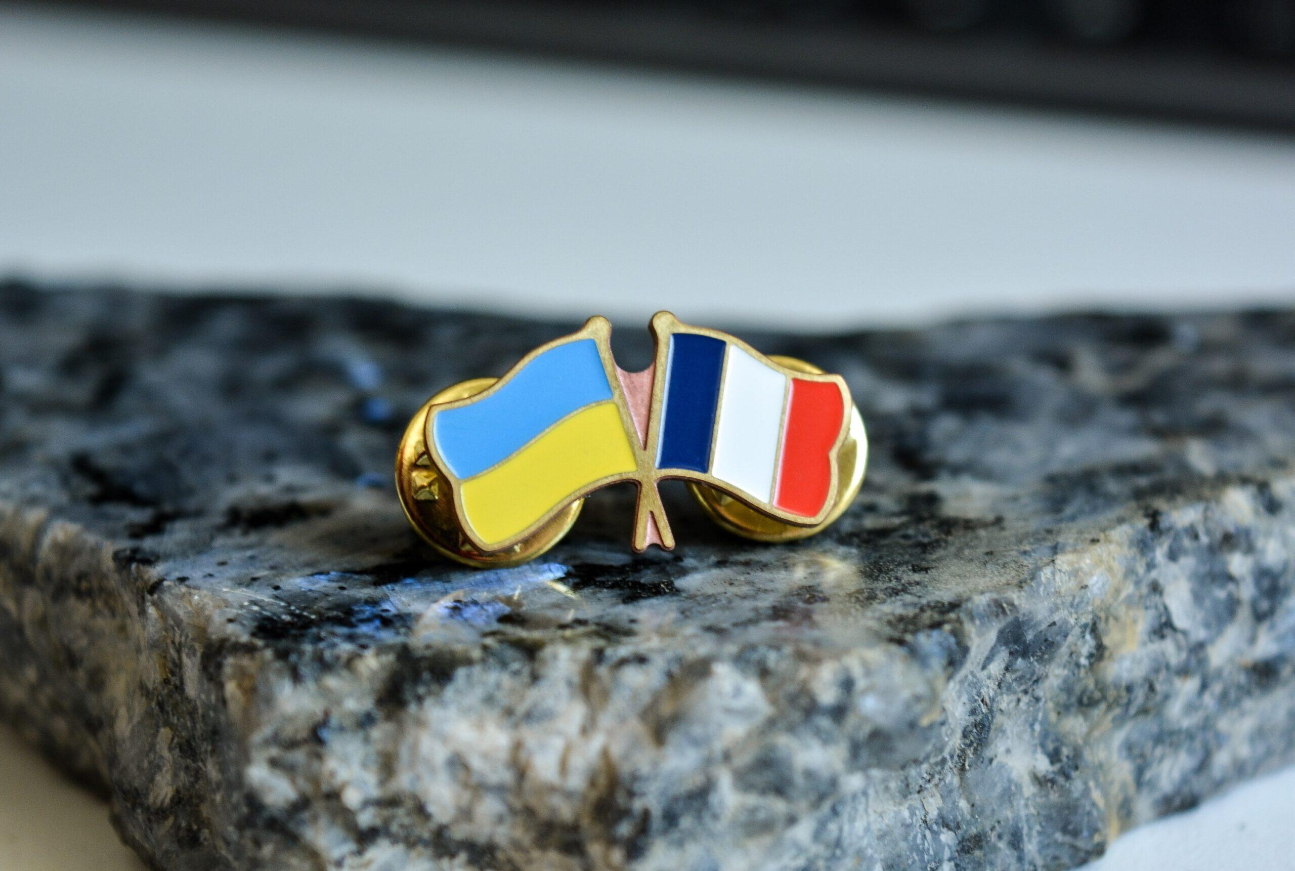 Значок з українським та французьким прапорцями