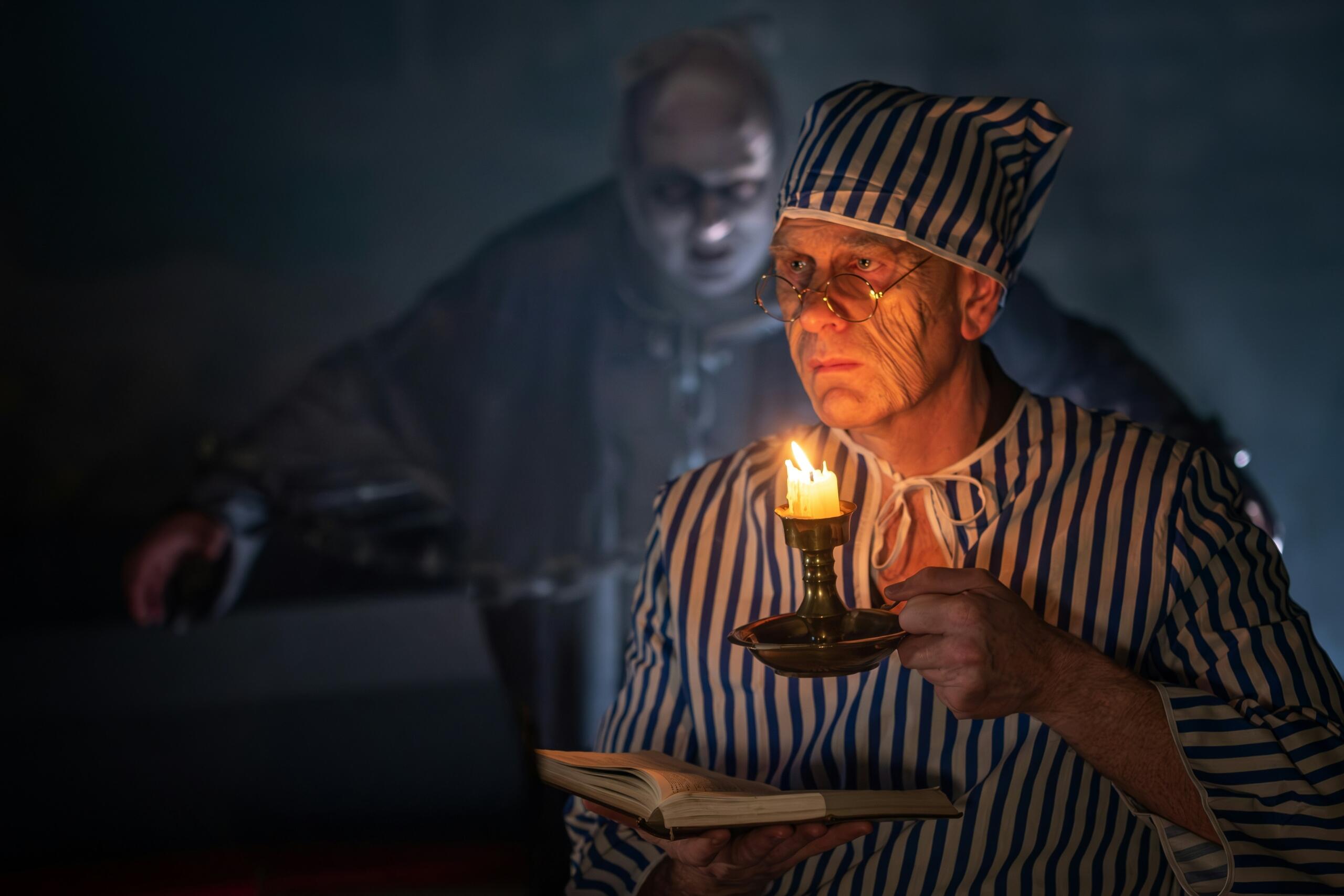 чоловік зі свічкою