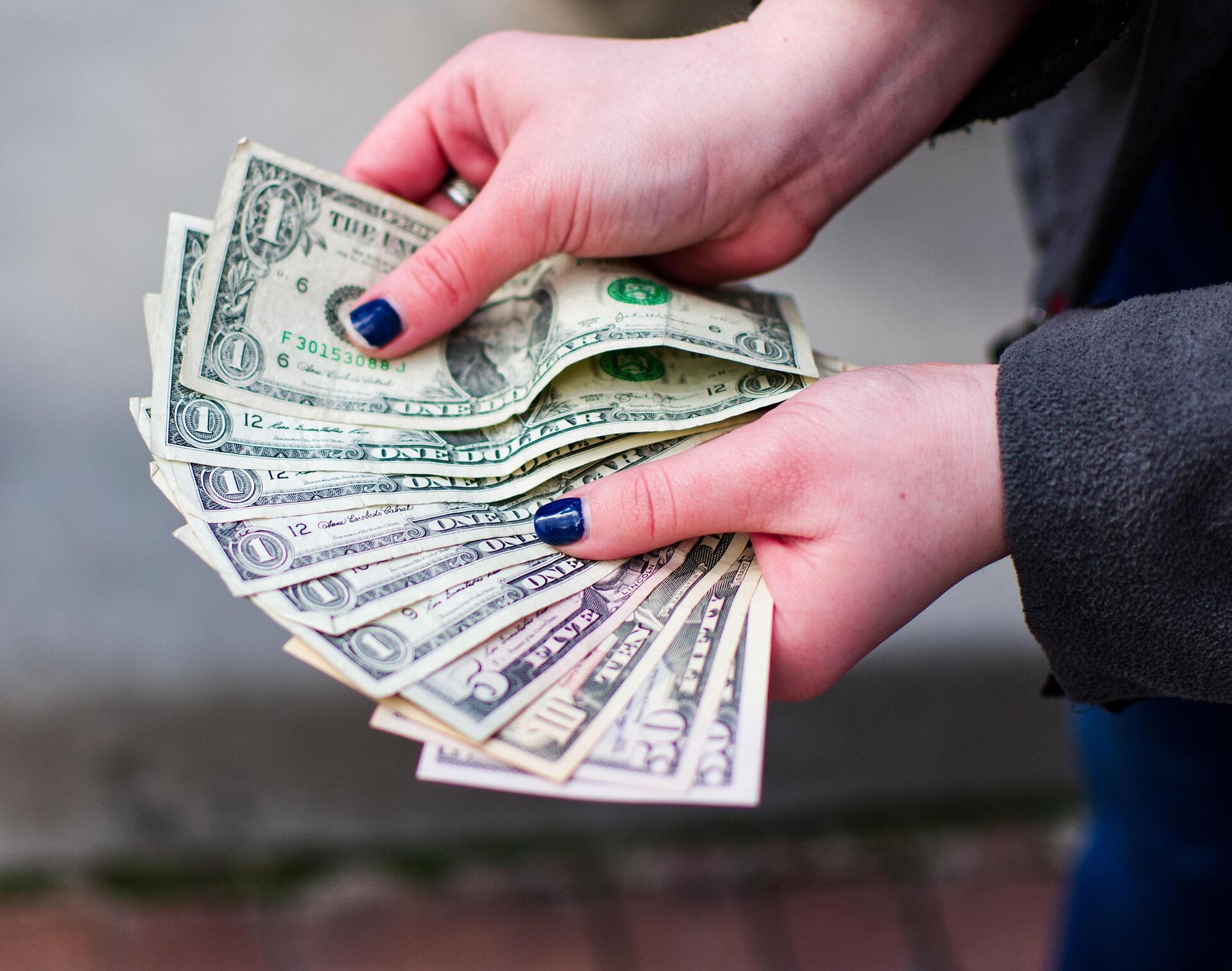 Гроші у руках
