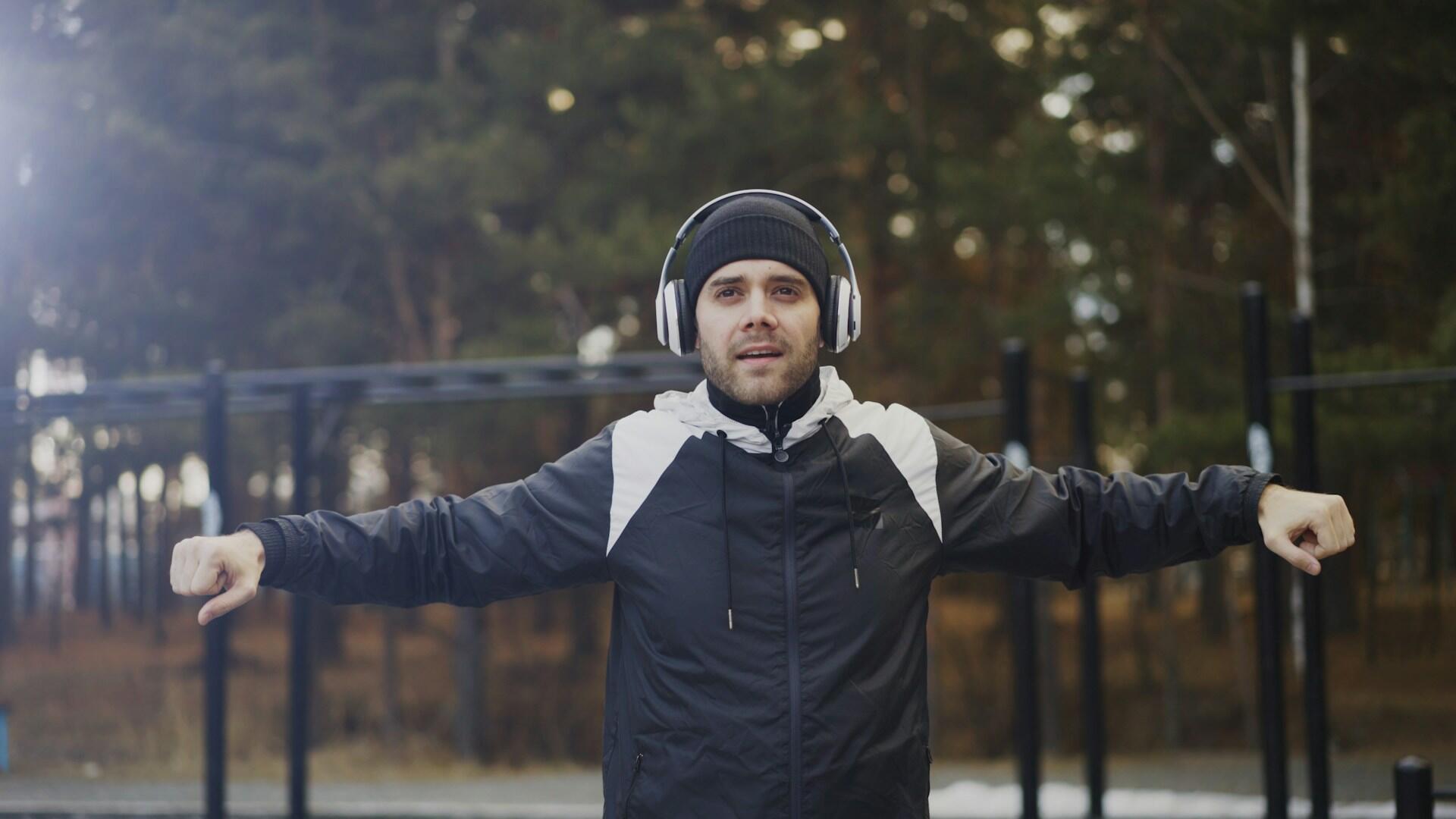 чоловік тренується у навушниках