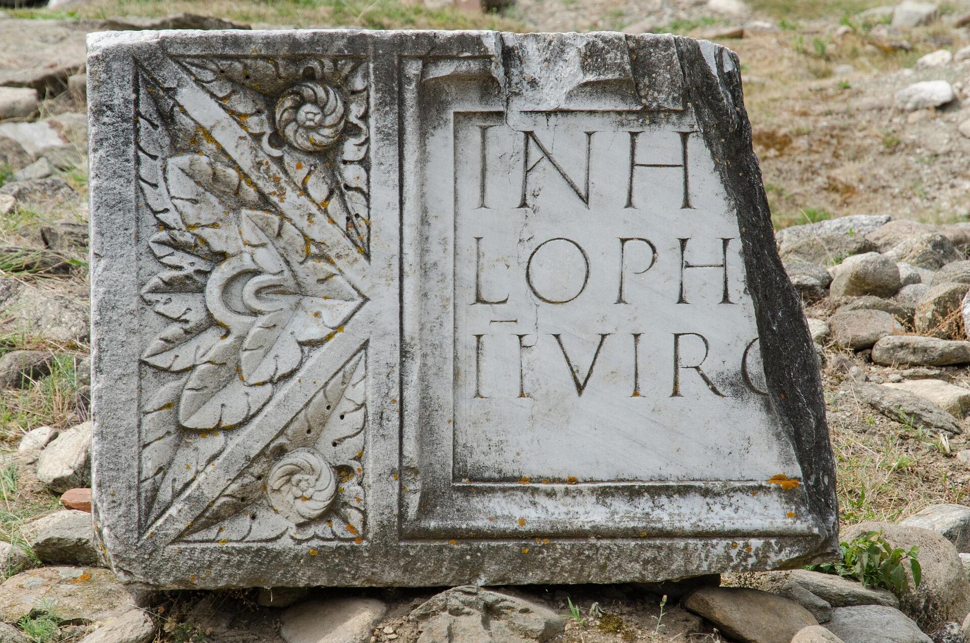 Скульптура з написом латиною