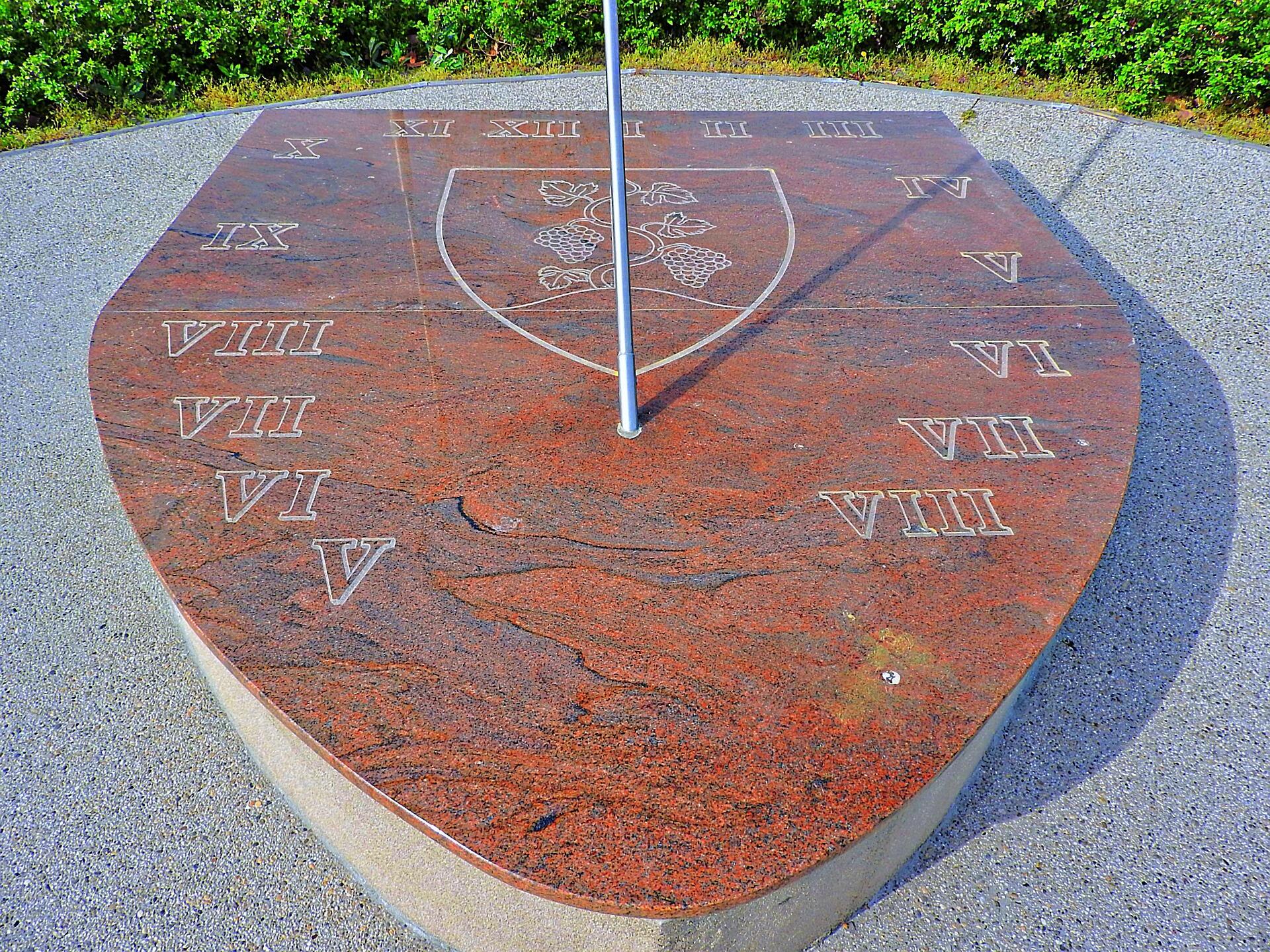 Сонячний годинник з римськими числами