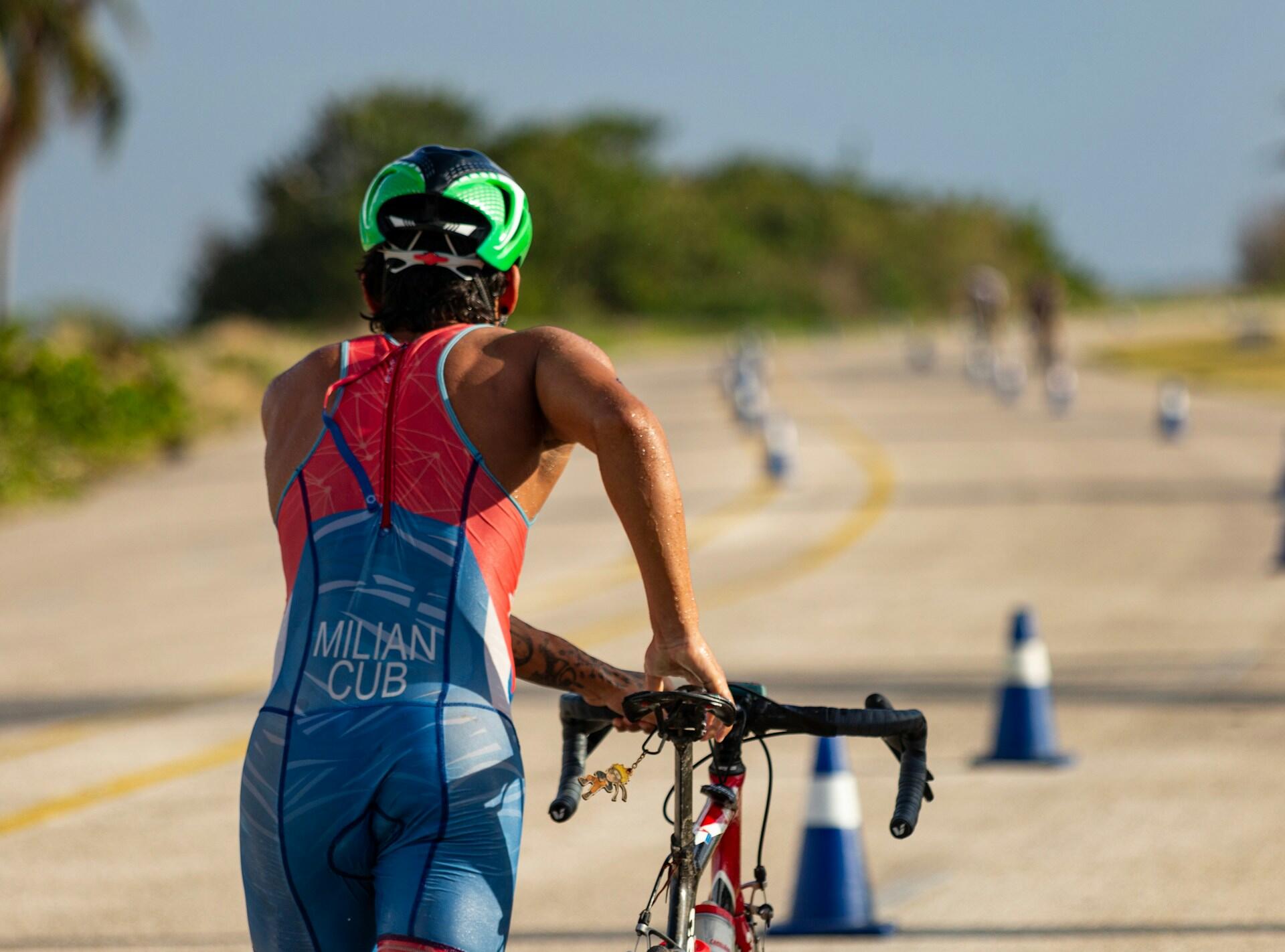 чоловік з велосипедом