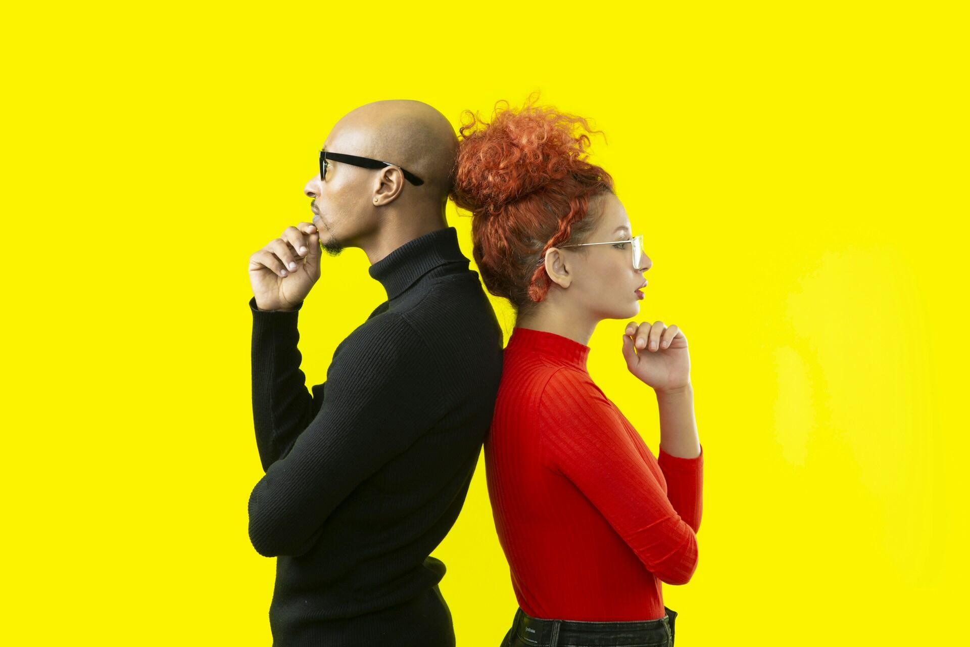 двоє людей стоять спиною один до одного