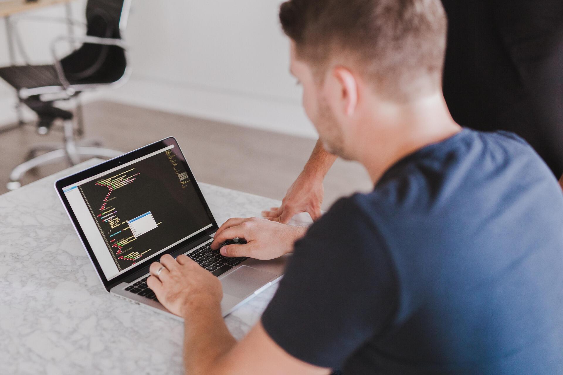 Чоловік кодить