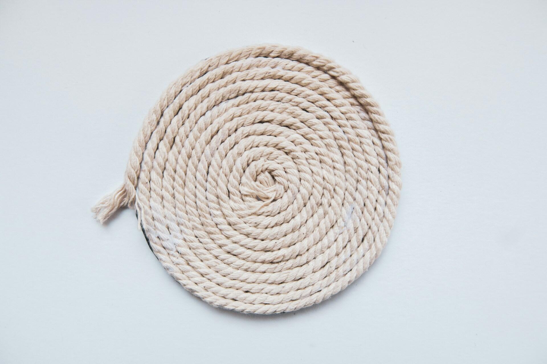 коло з білої мотузки