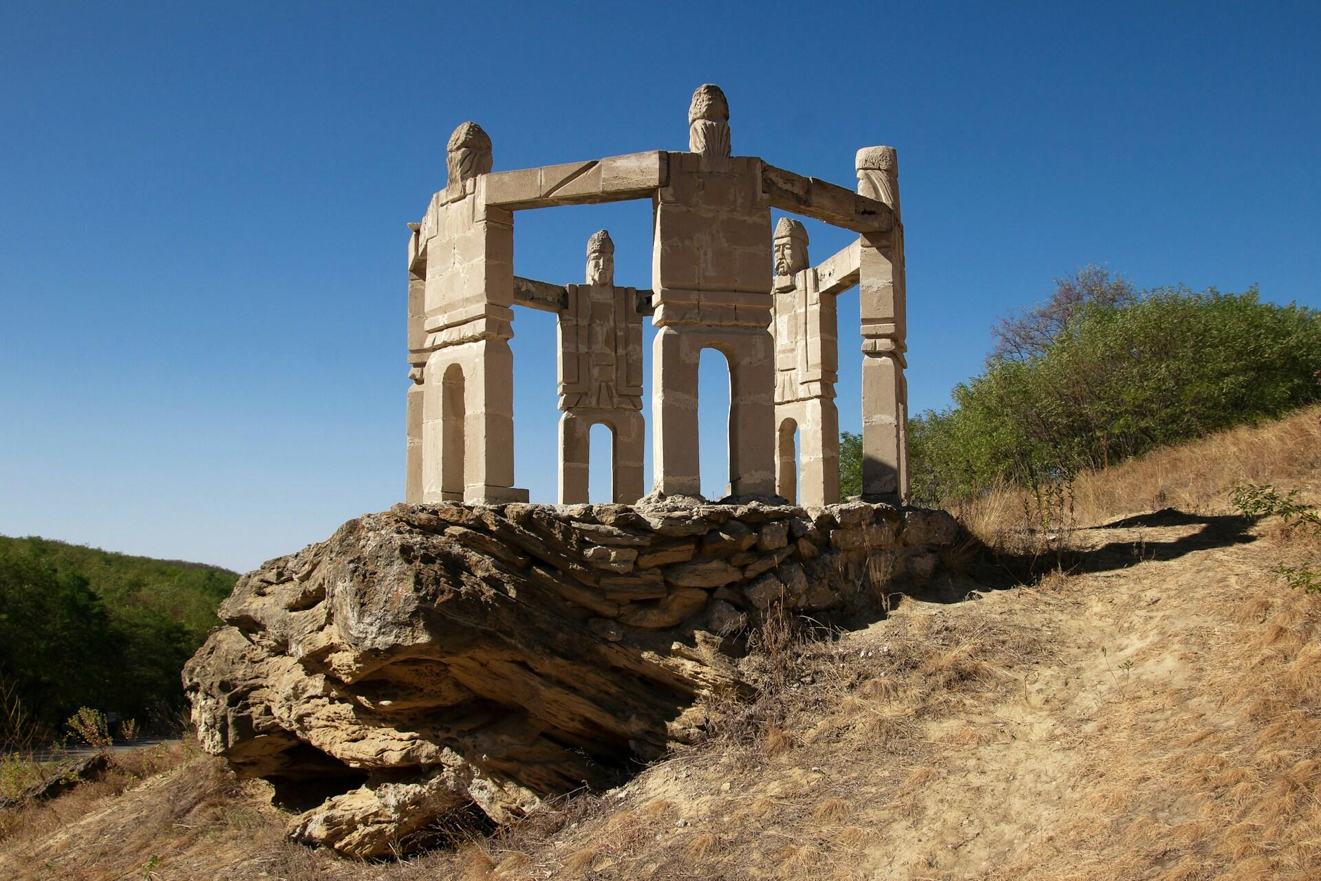кам'яний монумент чоловіків що стоять у колі