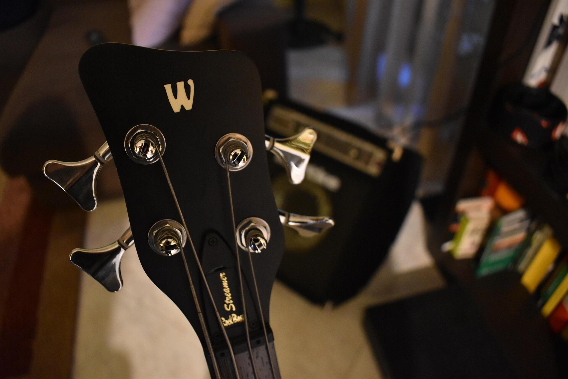 Кілки гітари макро та підсилювач на задньому фоні