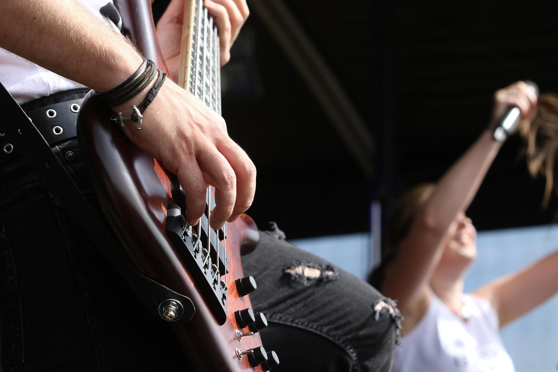 Басист на сцені