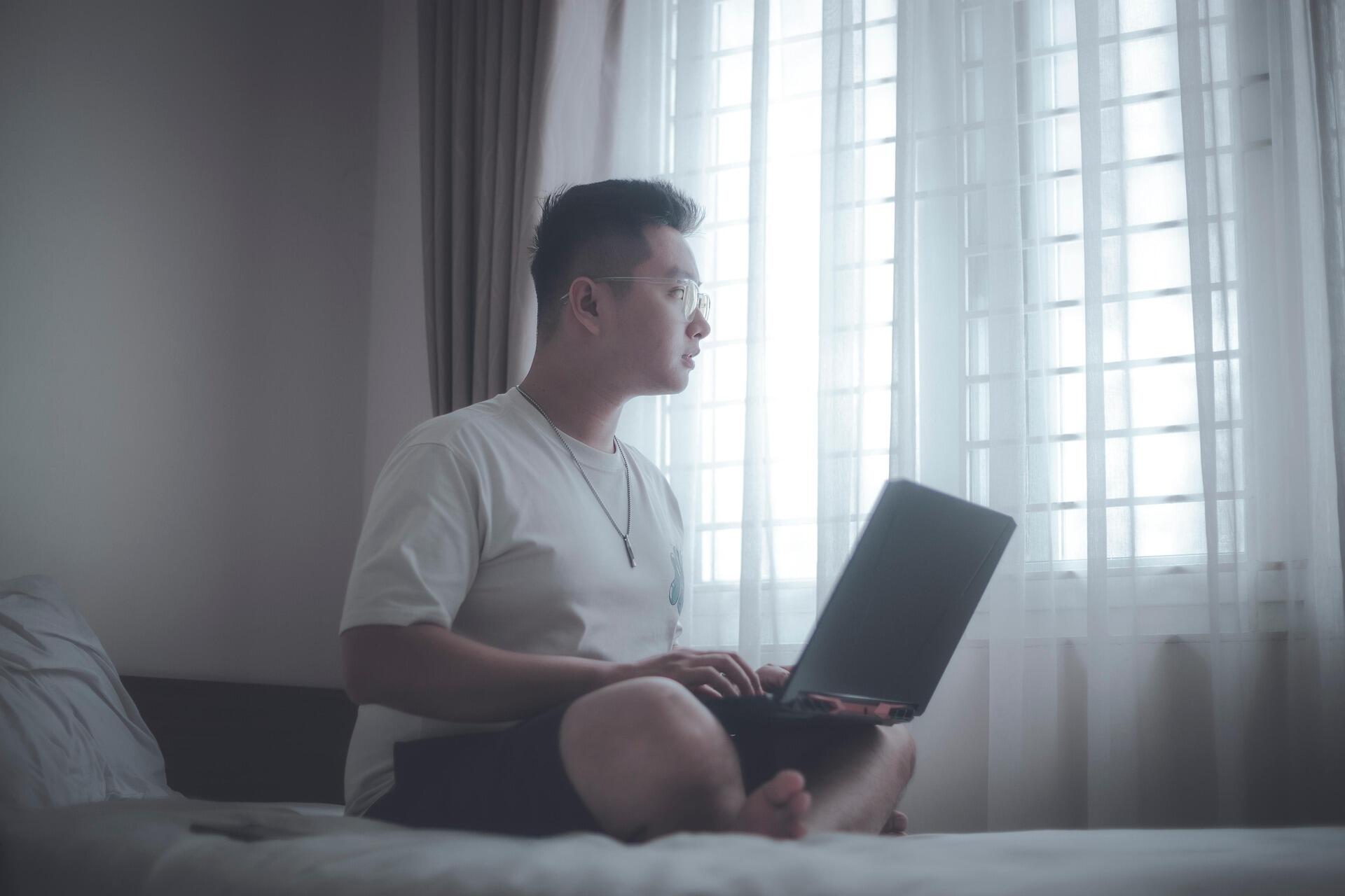 Чоловік з ноутбуком