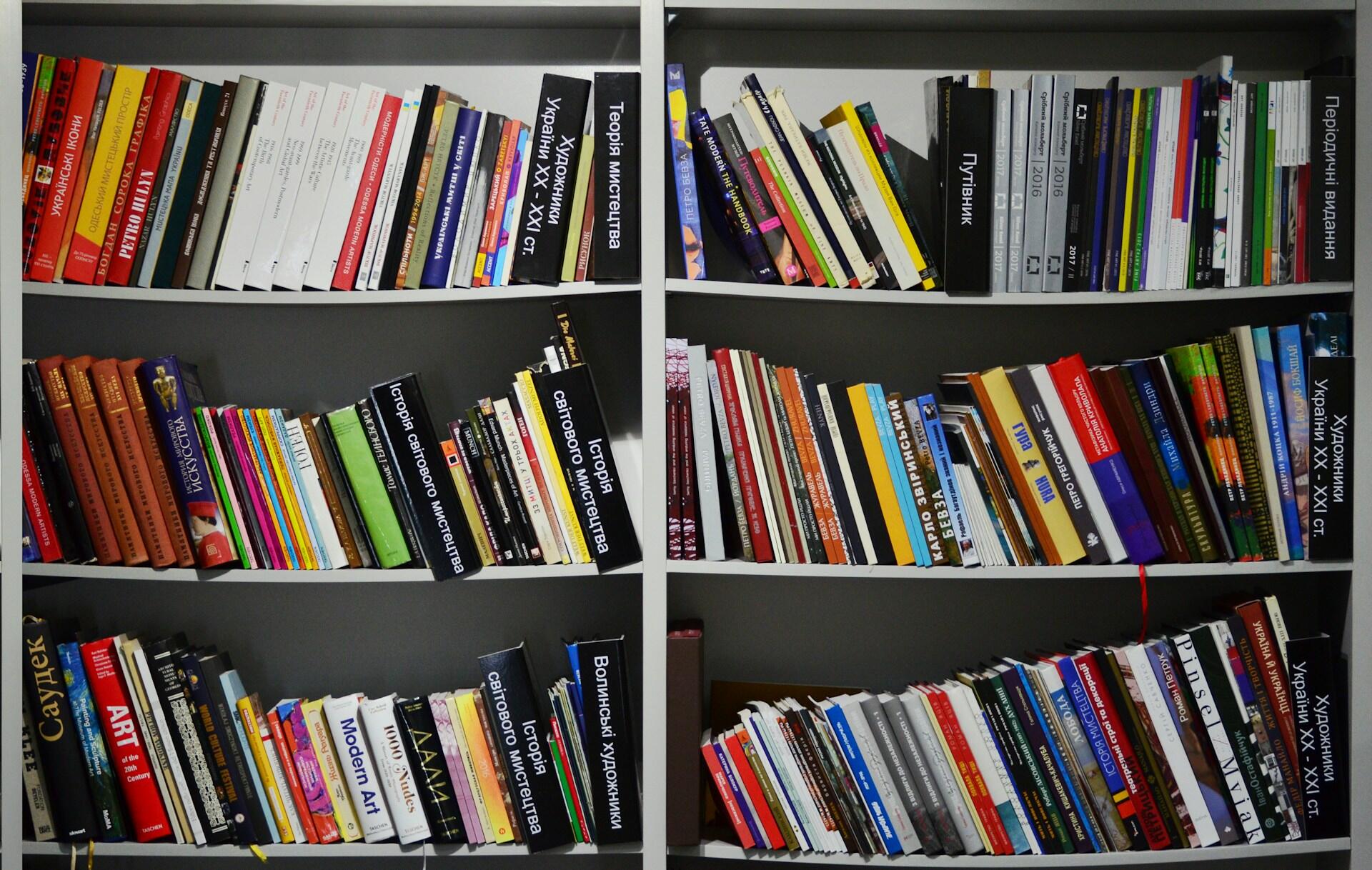 полиця з книгами за різними темами