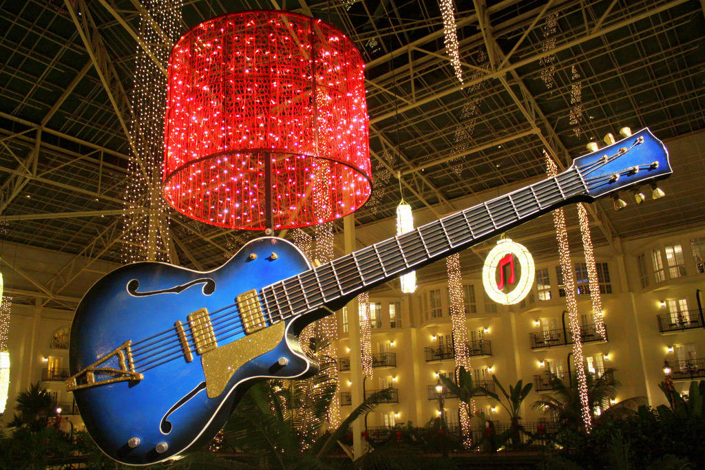 Opryland, Nashville: the city that loves the guitar. Photo: Visual Hunt