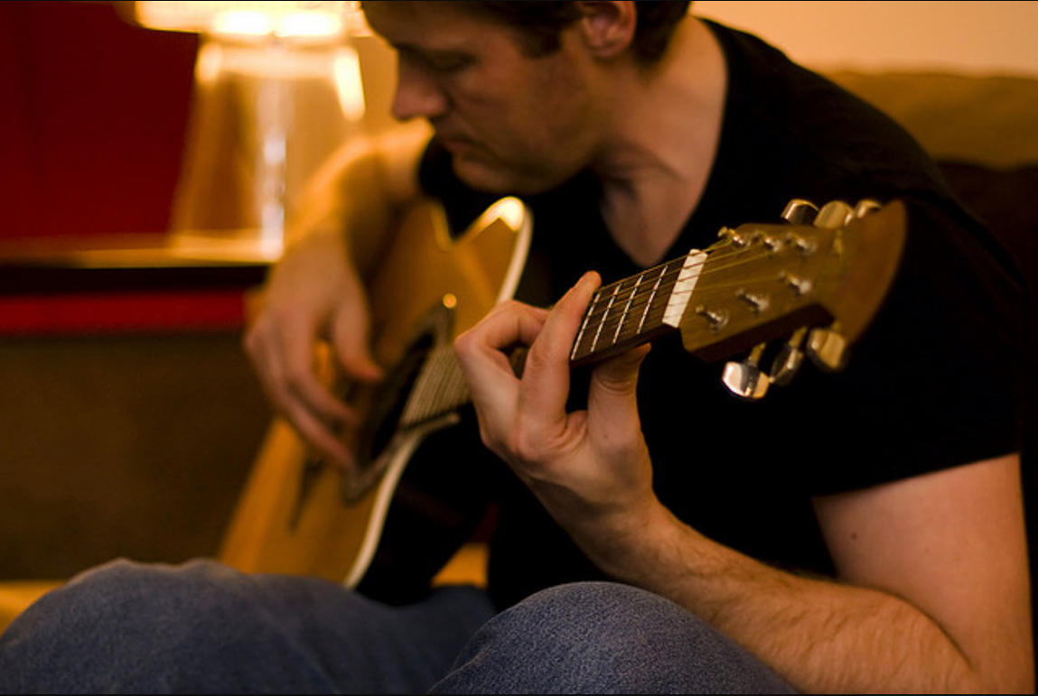 Learn the guitar easily by training yourself regularly.