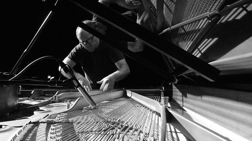 perform at the piano in San Fran