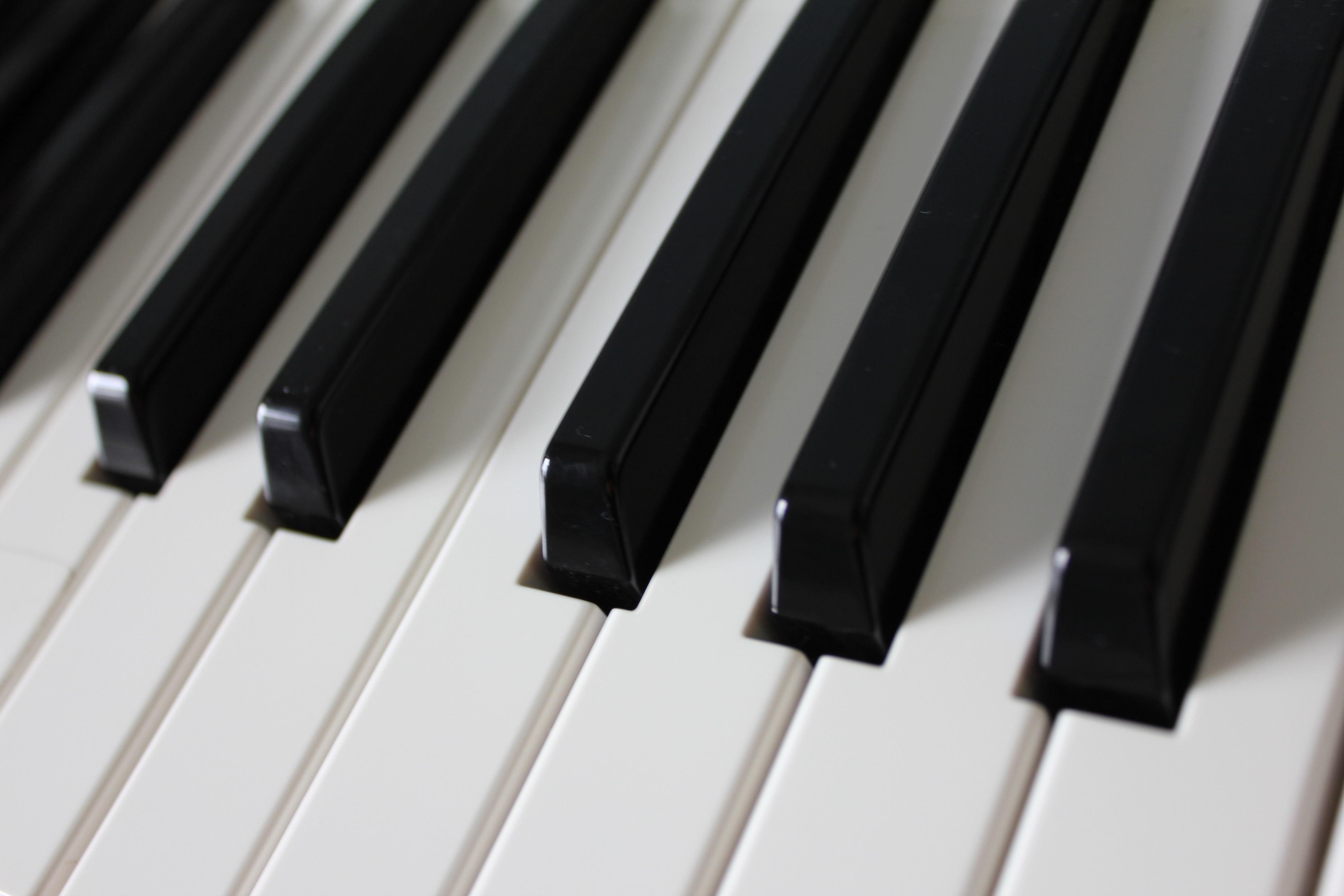 How can you improvise on the piano?