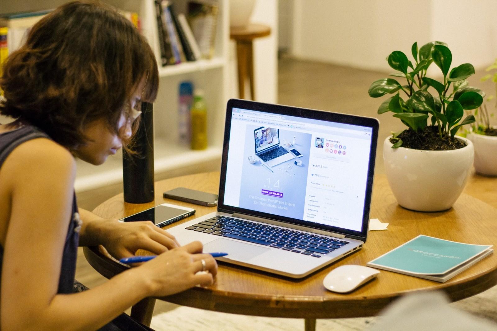student-girl-working