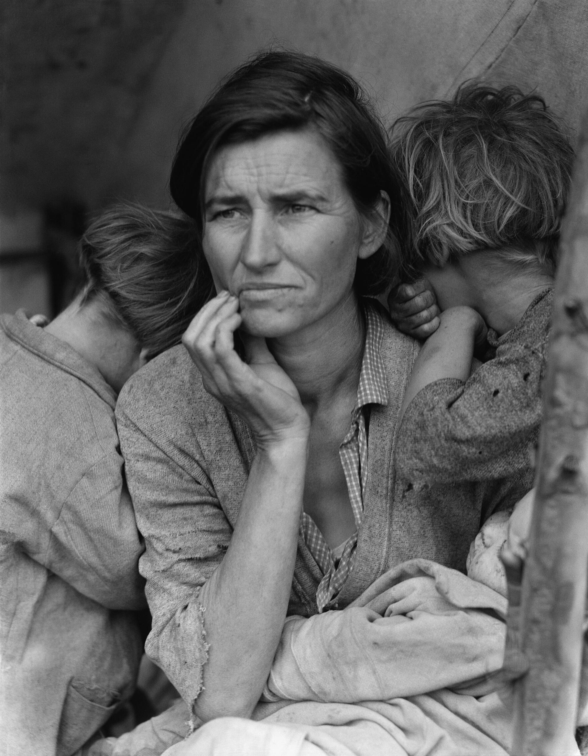 Black and white photo of a migrant mother and her children.