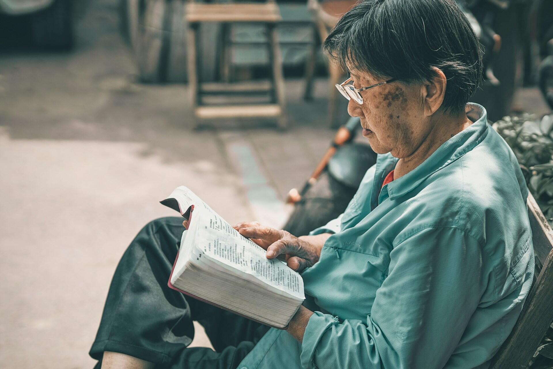 A person reading something in Mandarin Chinese.