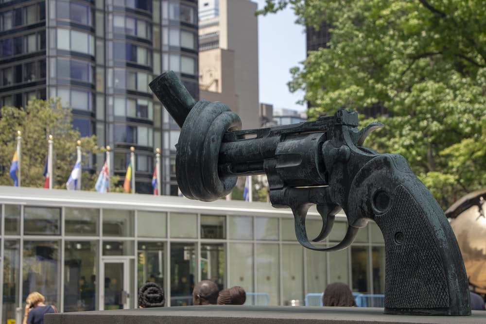 A Swedish artist Carl Reuterswrd created the “Knotted Gun” sculpture in New York at the UN office