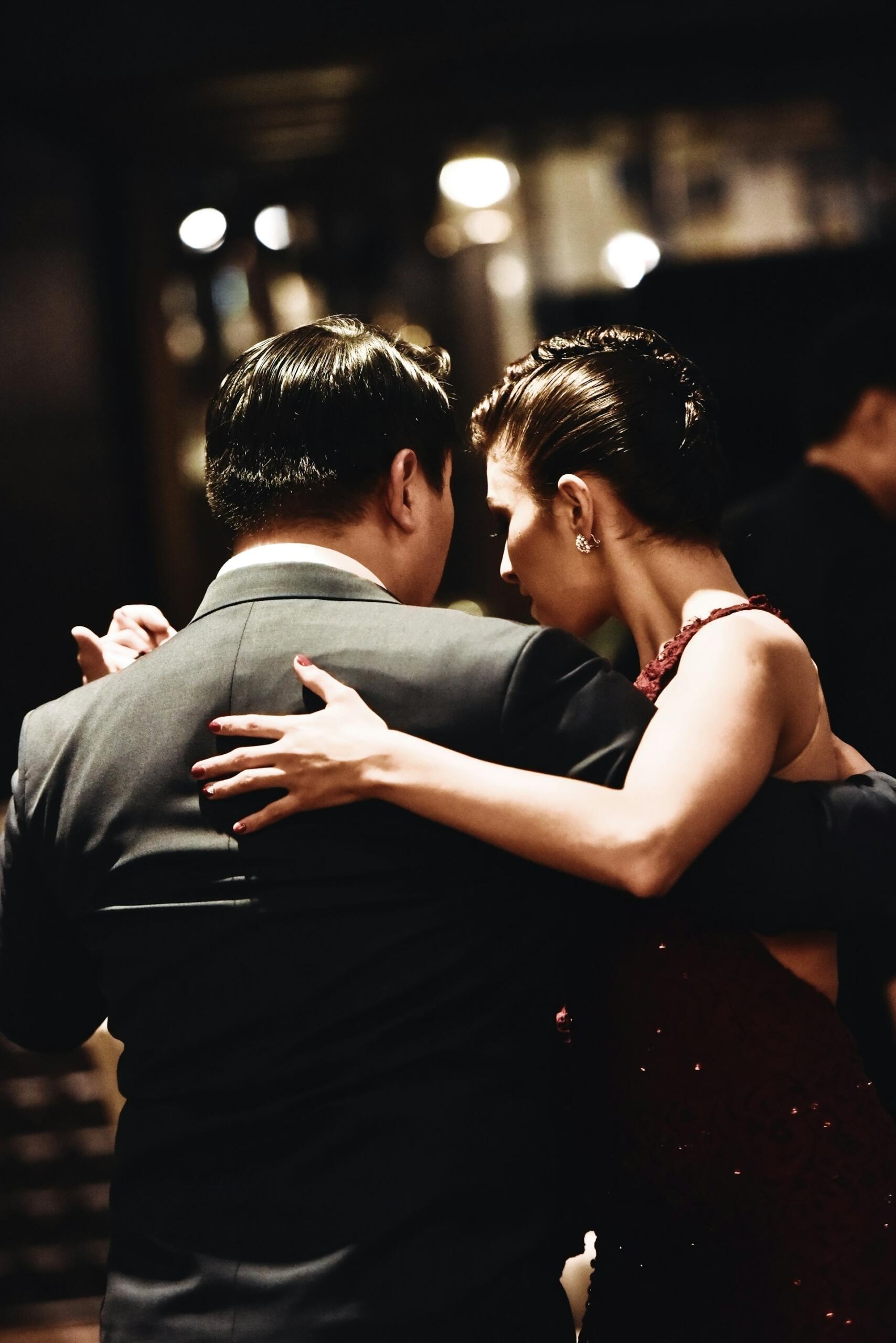 Salsa dancing couple in a dark room