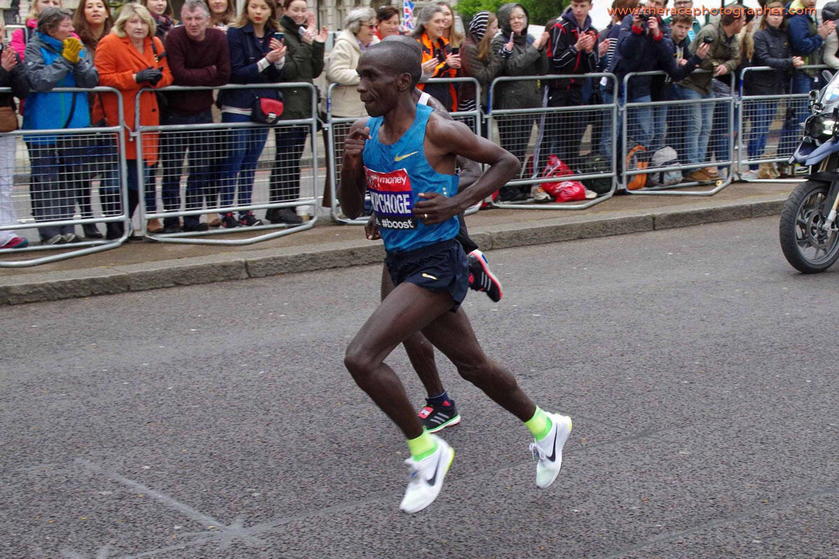 Kipchoge races in 2015 London Marathon.