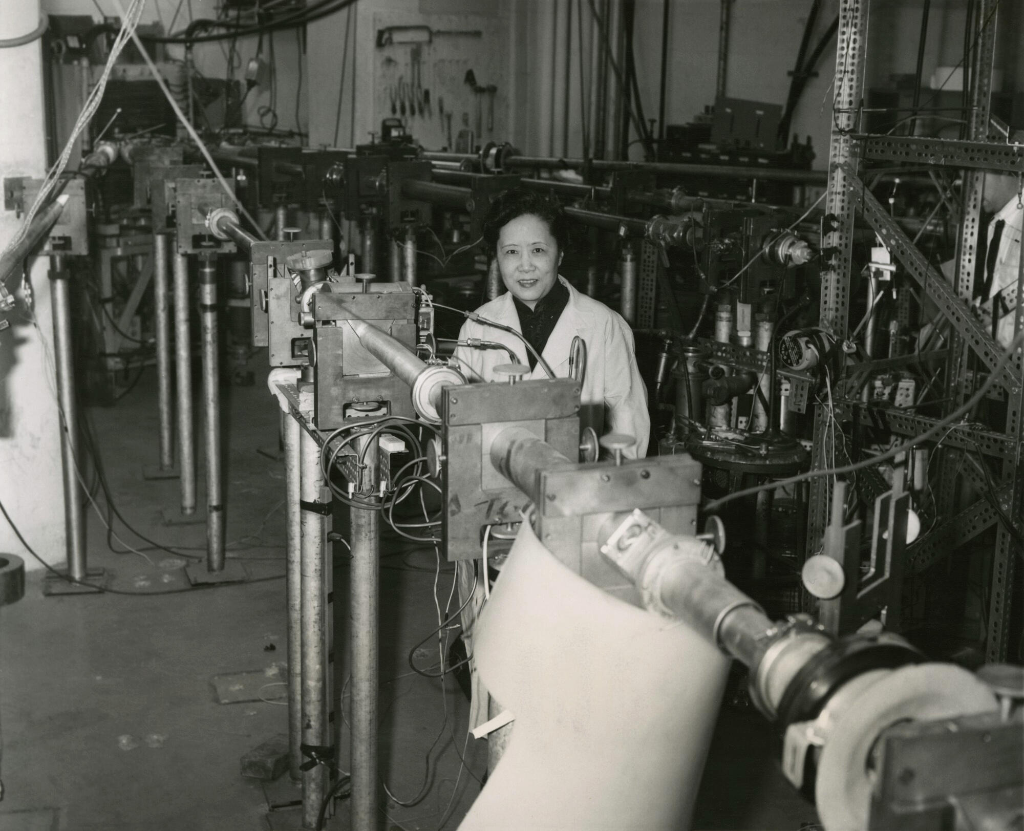 Chien Shiung Wu in a lab.