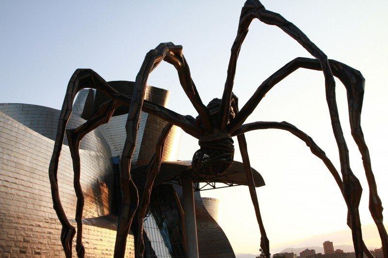 bilbao-guggenheim-giant-spider-sculpture-shadow