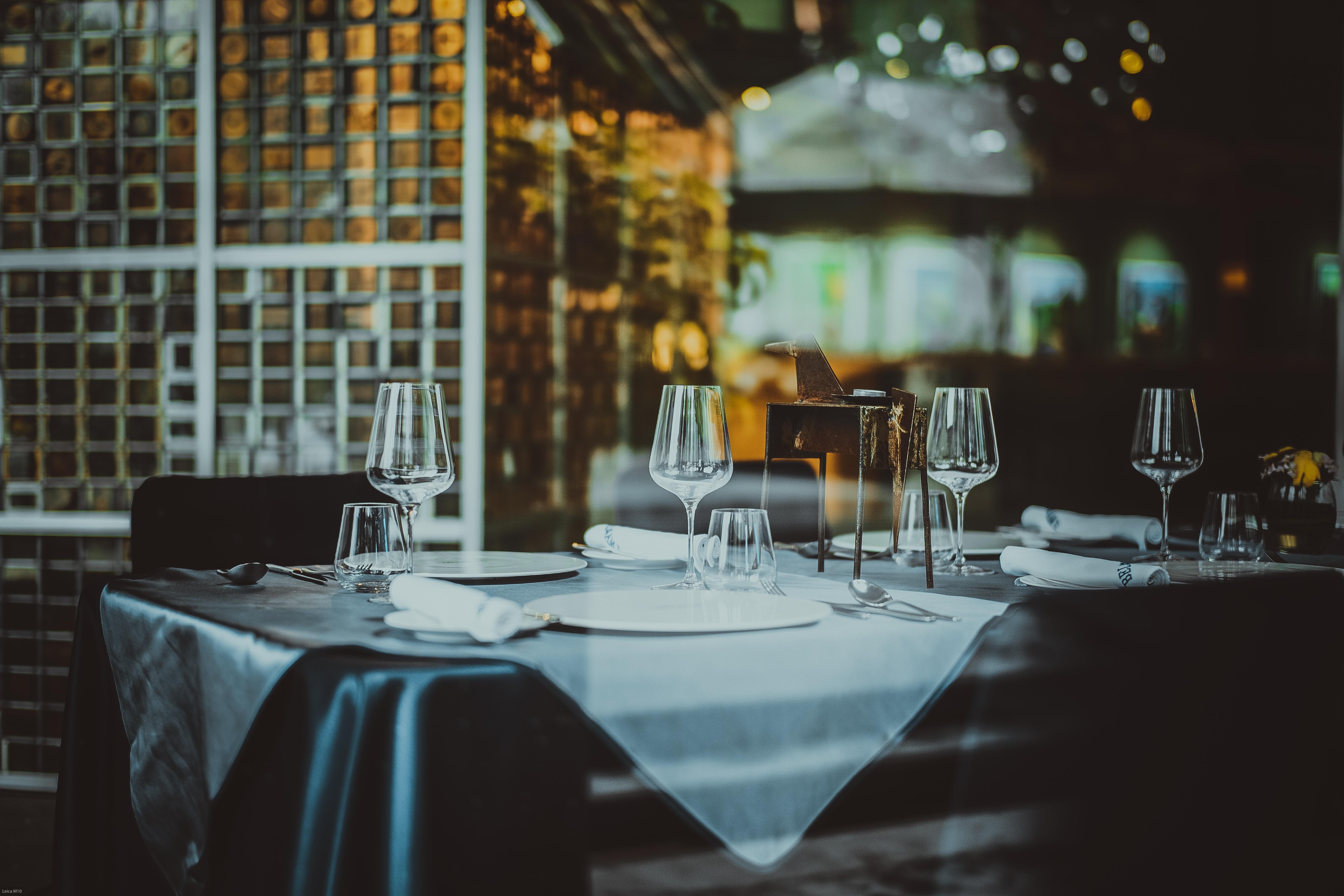 Restaurant set table