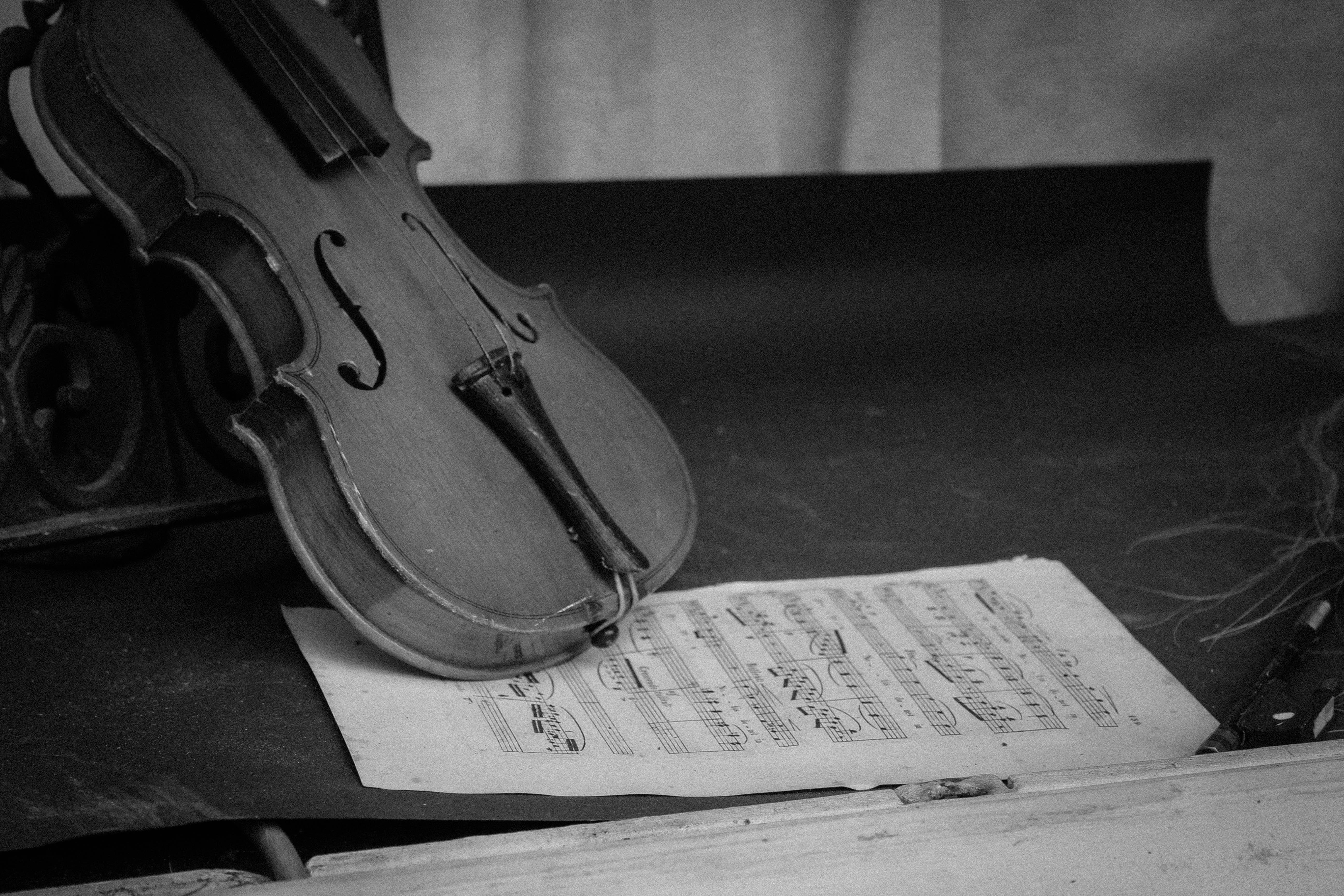 violin on table with music sheet