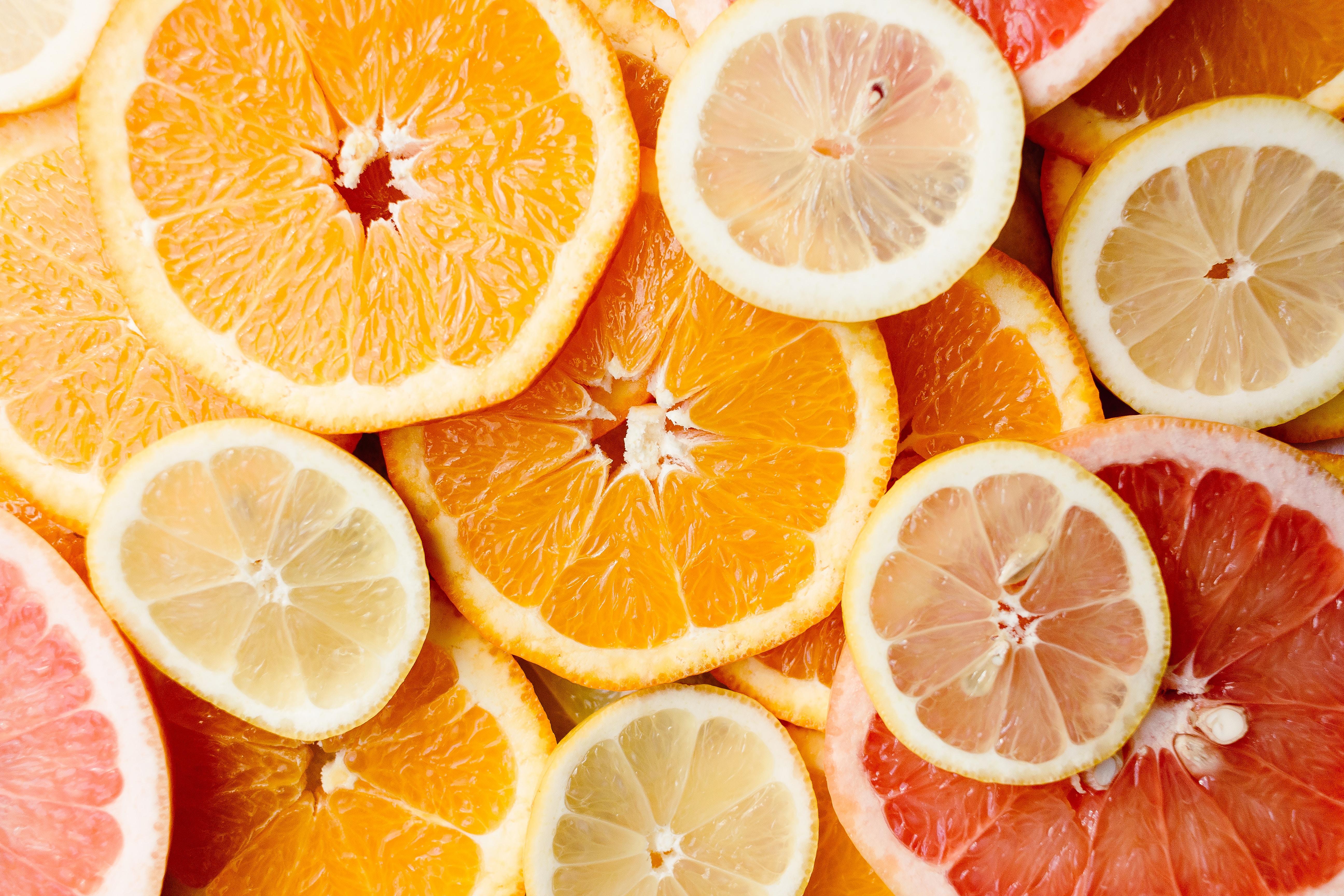 Slices of oranges of various sizes.