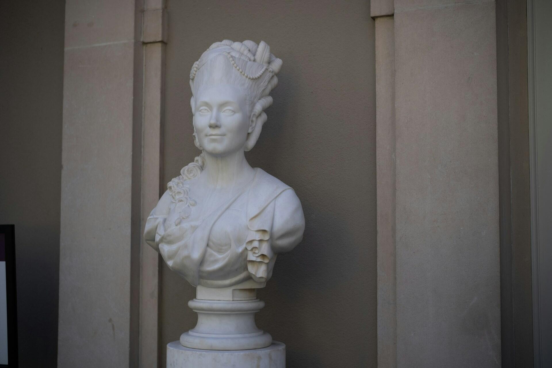 A Baroque busk in white marble.