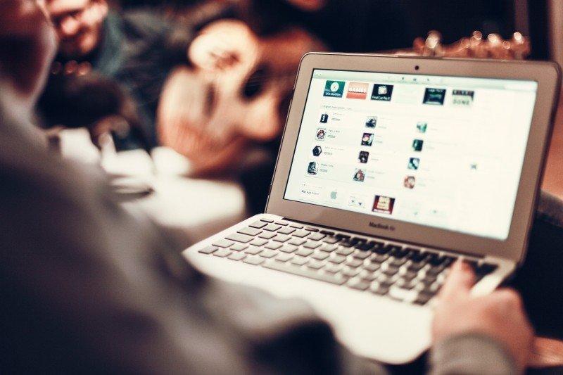 Man using a laptop in a cafe. 