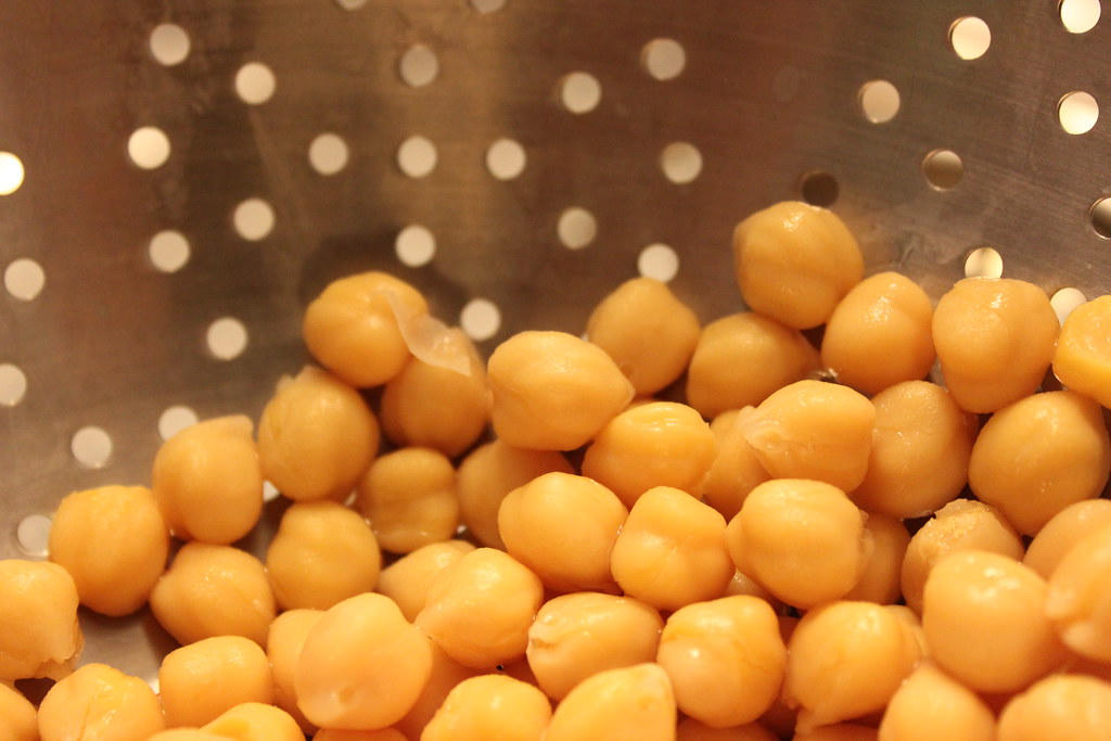cooked chickpeas being rinsed