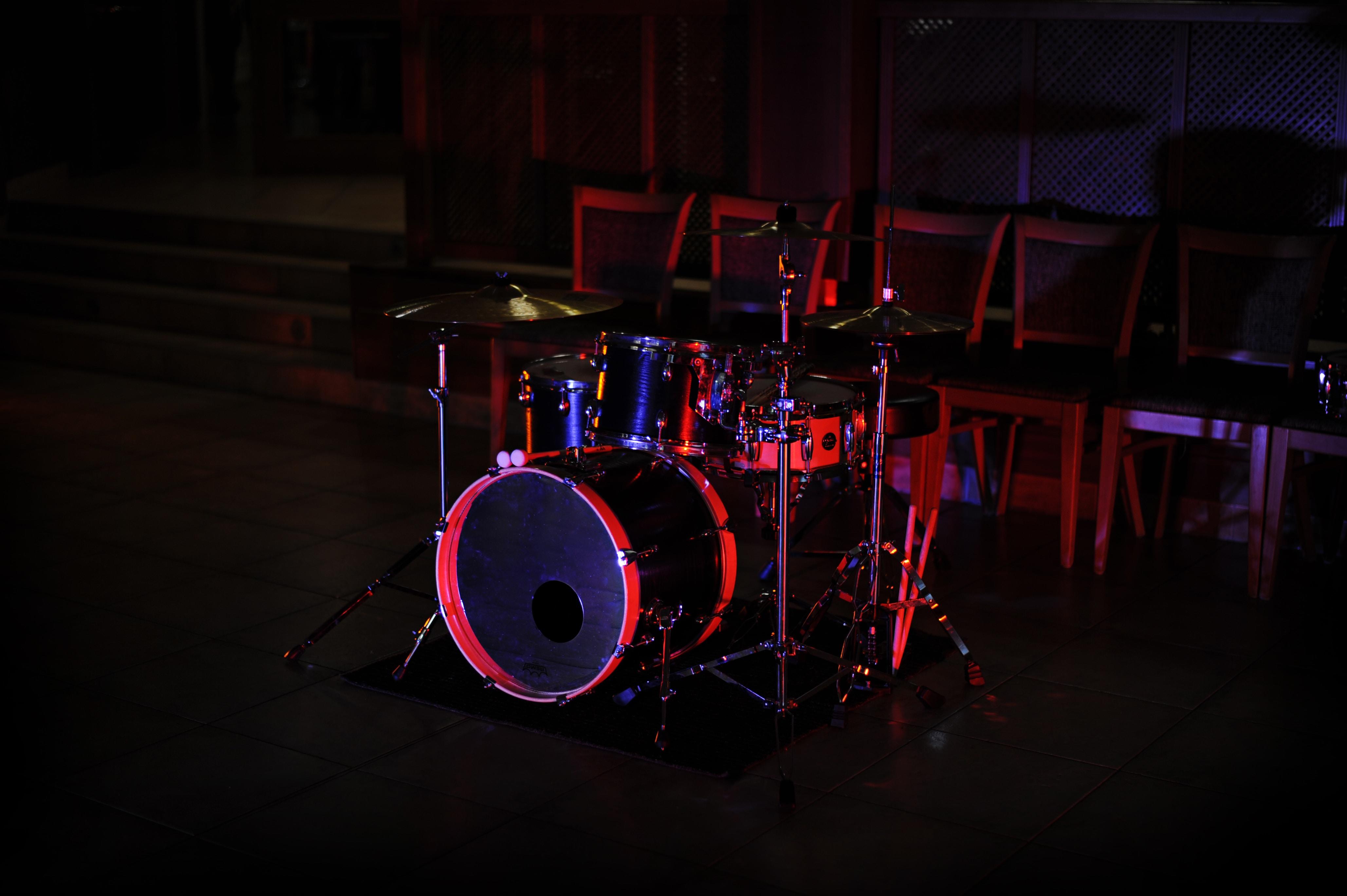 A drum set sitting in a dark room.
