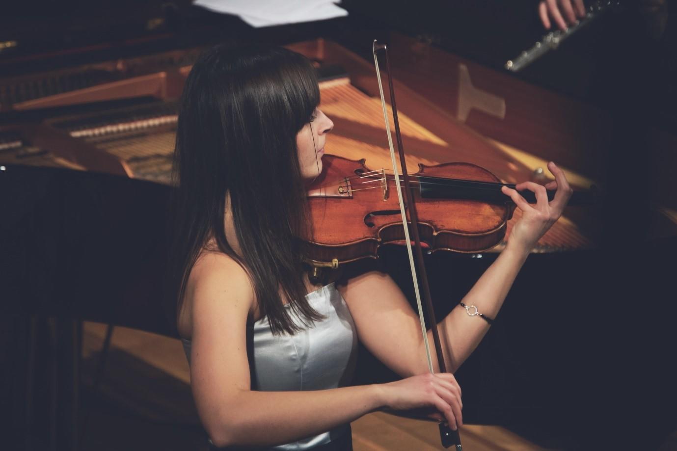 Picture of woman playing violin with blurred background