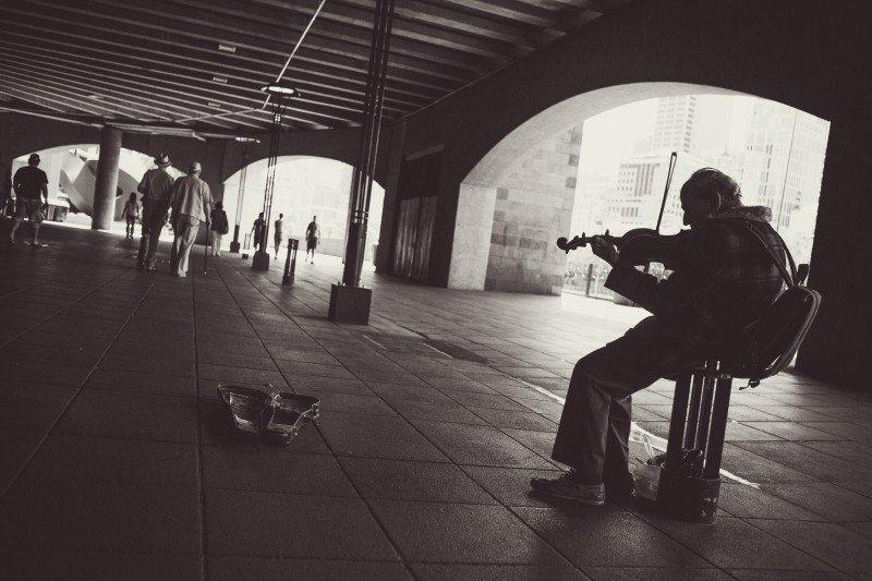 A street performer play his violin.