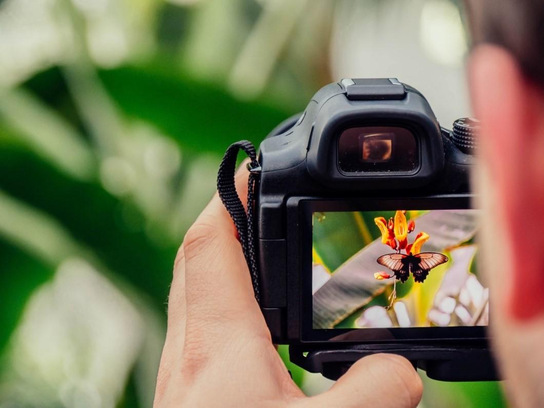 A student learning photography in an outside photography class