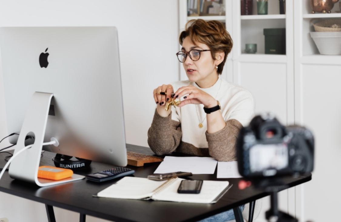 Tutor explaining something online