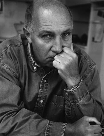 Black and white autoprotrait of Raymond Depardon.