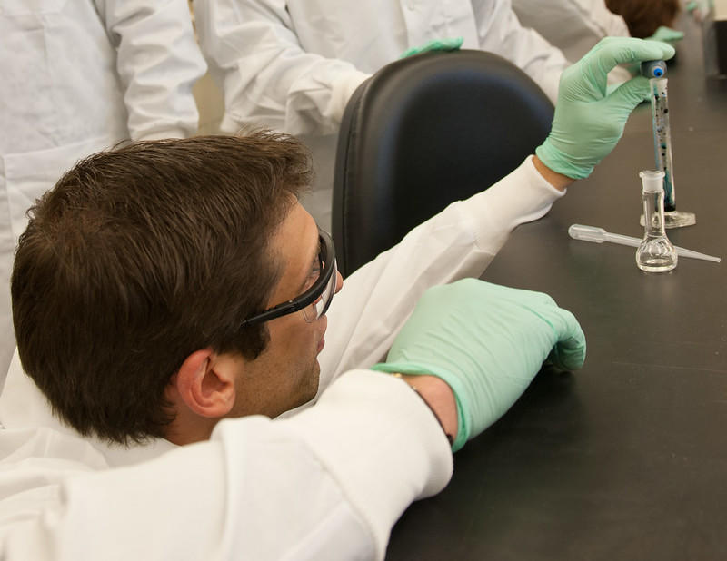 A qualified biologist leads a lesson in a lab.
