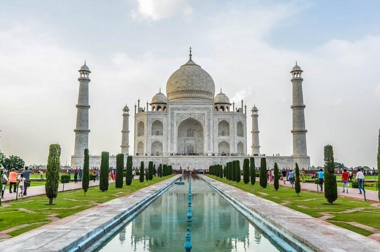 The Taj Mahal in Agra—one of the most commonly visited tourist spots in India. Its architecture is telling of the rich and indulgent history of the region. Find Hindi classes today to gain an accurate education in the history of the Taj Mahal!